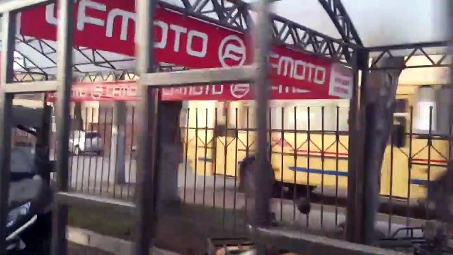 Ce camion démarre sur ses roues arrières... puissant