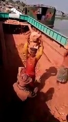 Il porte 30kg de briques en équilibre sur la tête... Costaud