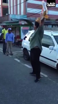 Il détruit le sabot de la fourrière posé sur sa voiture à coup de marteau