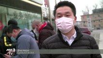 China instala paneles de plástico en autos con conductor para frenar al nuevo coronavirus