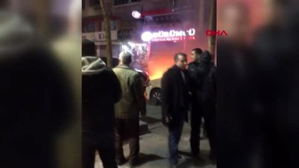 Sultangazi'de park halindeki araçlara çarpan sürücüyü mahallelinin elinden polis kurtardı