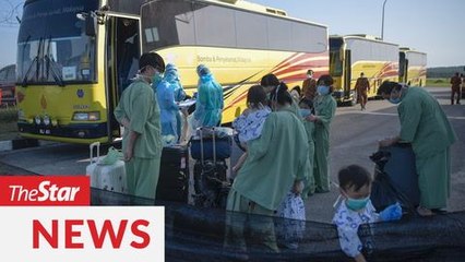 Скачать видео: 66 Malaysians evacuated from Wuhan are home