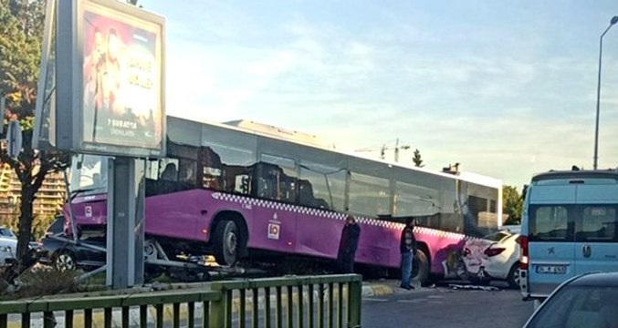 Son dakika: Ataşehir'de bir yolcu otobüsü otomobil ile çarpıştı, otobüs havada asılı kaldı