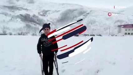 Köy çocuklarının ev yapımı kayaklarla kar keyfi