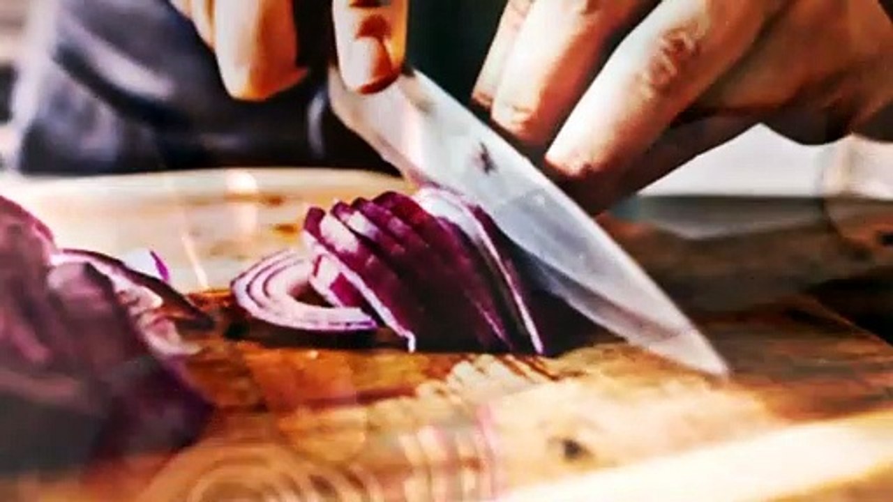 pyaj katne par aansu kyu aate hain? | Why does chopping onions make me cry? | In Hindi by Mohit Ranglani