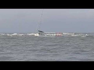 Durrës, deti i trazuar nxjerr afër bregut velierën, shpëtohen mrekullisht 4 anëtarët e ekuipazhit
