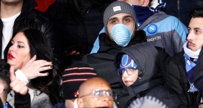 Napoli-Barcelona maçına, tribünde maske takan taraftarlar damga vurdu