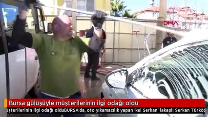 Bursa gülüşüyle müşterilerinin ilgi odağı oldu