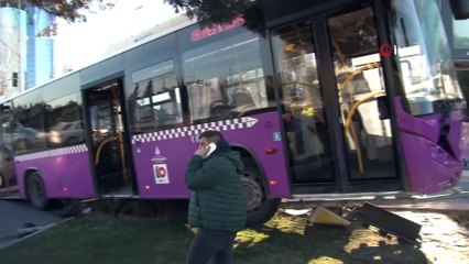 Скачать видео: Ataşehir’de feci kaza: İstanbul Otobüs A.Ş.’ye ait otobüs ile otomobil çarpıştı