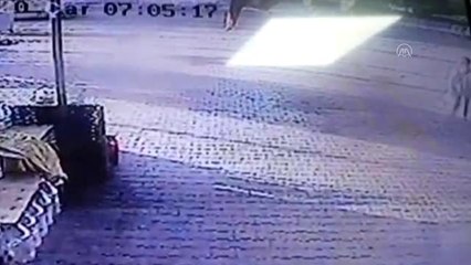 Silivri'de yoldan çıkan otomobil öğrencilere çarptı