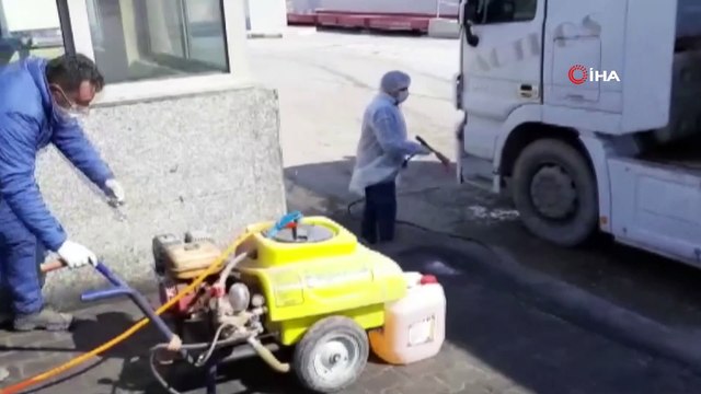 Gürbulak Sınır Kapısı'nda araçlar dezenfekte ediliyor