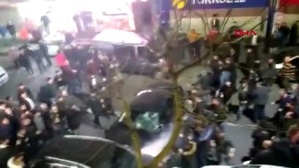 Sultangazi'de park halindeki araçlara çarpan sürücüyü mahallelinin elinden polis kurtardı