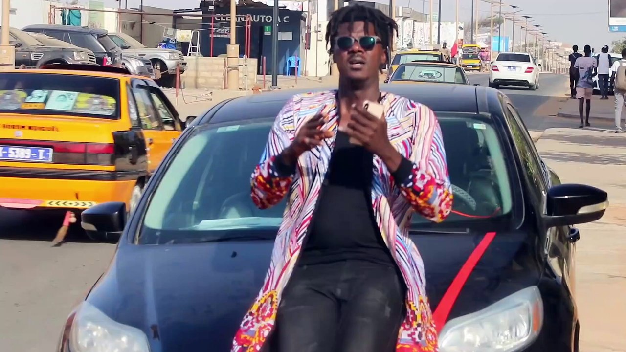 Mahfousse - Faire semblant d être atteint du Corona Virus ( Mahfousse Camera Cachée )