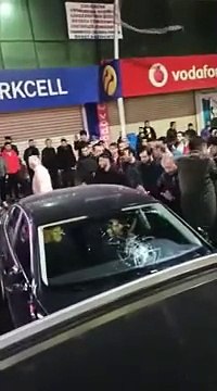 İstanbul'da olaylı gece! Linç edilmekten polis kurtardı