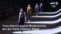 Mode von Yves Saint-Laurent bei der Paris Fashion Week