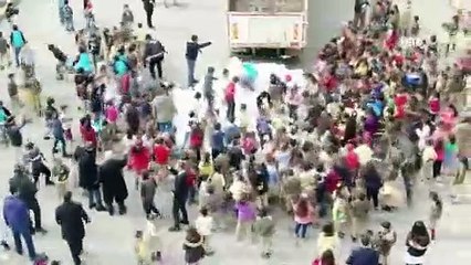 Öğrenciler istedi, kamyon kamyon kar Uludağ'dan okulun bahçesine taşındı