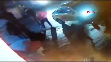 Kadına sopayla saldıran erkeği çevredekiler dövdü