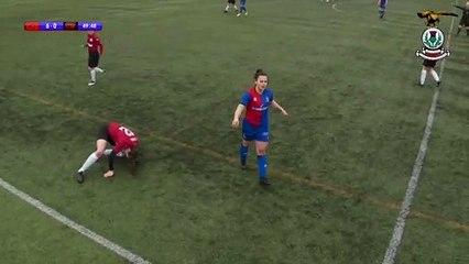 Une footballeuse remet son genou déboîté en place pendant un match et continue la partie