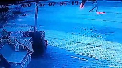 Otomobilin öğrencilere çarpma anı kameraya yansıdı