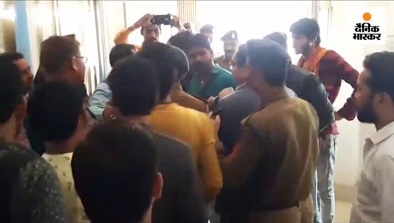 बिजली इंजीनियर ने उपभोक्ता को पीटा और बंधक बनाय...
