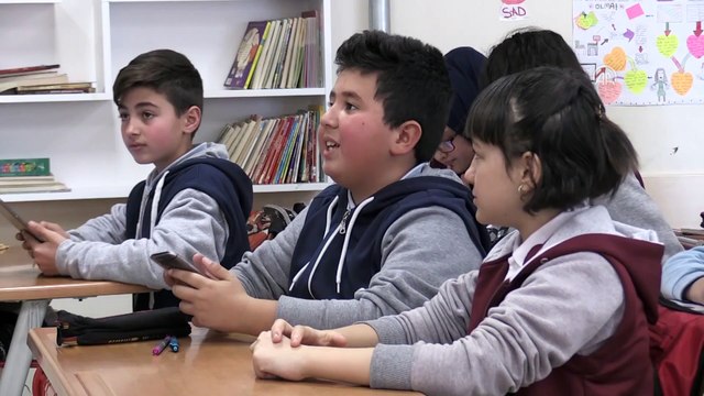 Dilini İngilizceye çevirttiği cep telefonlarını serbest bırakan öğretmen verimi artırdı - ESKİŞEHİR