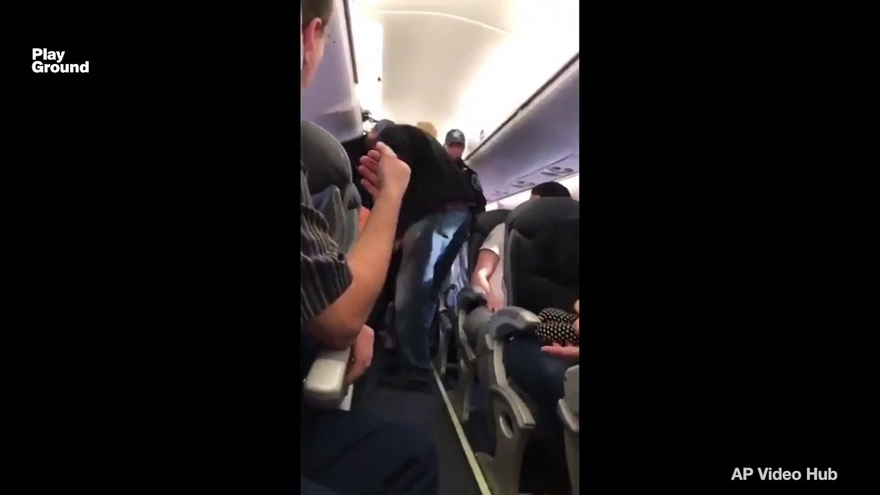 Expulsado a rastras del avión por overbooking