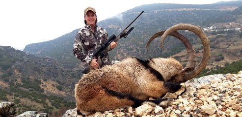 Amerikalı kadın avcının Adıyaman'a gelip dağ keçisi avlaması tepki çekti