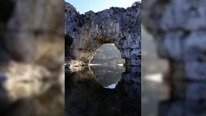 un Haut-Doubien passe sous le Pont d'Arc en paramoteur