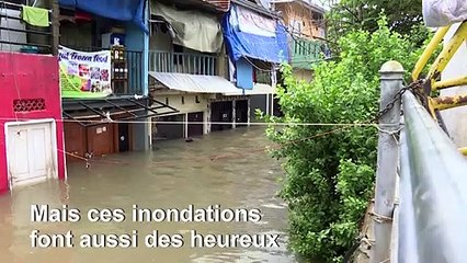 Indonésie: des rues inondées transformées en piscines géantes à Jakarta