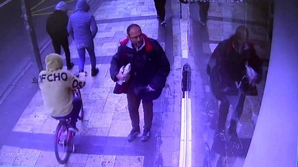 Beğendiği çantayı böyle çaldı