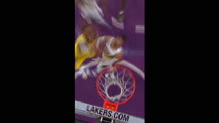 Lakers go showtime with LeBron dunk