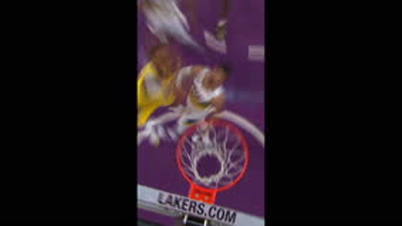 Lakers go showtime with LeBron dunk