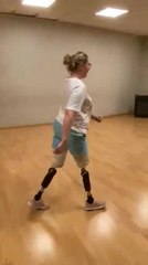 Emeline regagne de l'autonomie grâce à ses prothèses