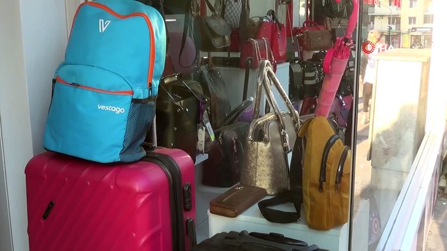 Beğendiği çantayı böyle çaldı