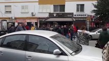 Ora News - Durrës, burri vret gruan me levë hekuri në qendër të qytetit (pamje)