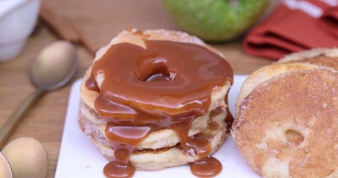 Découvrez le croquant des pancakes fourrés aux pommes, pour un petit-dej ou goûter surprenant !