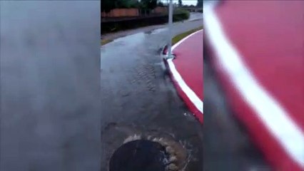 Morador registra vazamento na rede de esgoto no Ecopark Oeste