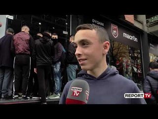 Report TV - Tifozët në radhë për biletat e derbit: Ia vlen të presim për ekipin e zemrës