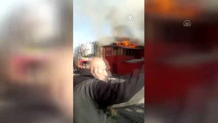 Fatih'te gecekonduda çıkan yangın söndürüldü