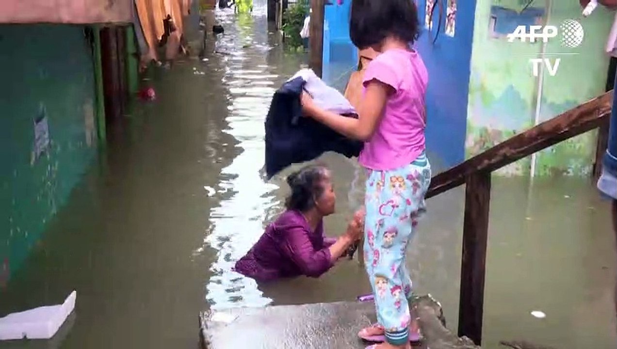 Hochwasser in Jakarta: Kinder planschen in den Gassen