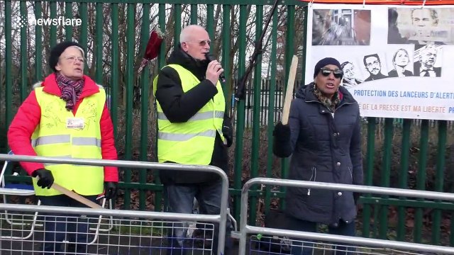Pro-Assange protesters block roads outside Belmarsh Prison in London