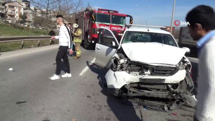 Seyir halindeki araç önündeki otomobile çarptı: 3 yaralı