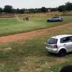 Hakemin kararlarını beğenmeyen taraftar arabayı sahaya sürdü