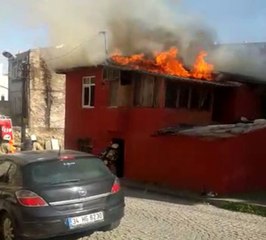 Fatih'te gecekondu alev alev yandı