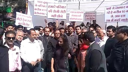 मेट्रो के प्रस्तावित रूट के खिलाफ सड़क पर उतरे व्यापारी