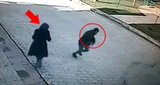 Talihsiz kadının sokak ortasında bıçakla gasp edildiği anlar güvenlik kamerasında!