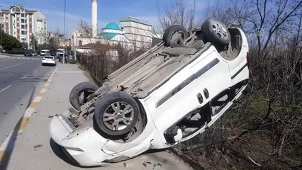 Esenyurt'ta direğe çarpan kamyonetin sürücüsü yaralandı