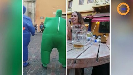 Deux potes rejoignent par surprise leurs copines en vacances en Colombie