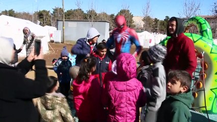 'Örümcek Adam' deprem bölgesinde çocukların yüzünü güldürüyor - ELAZIĞ