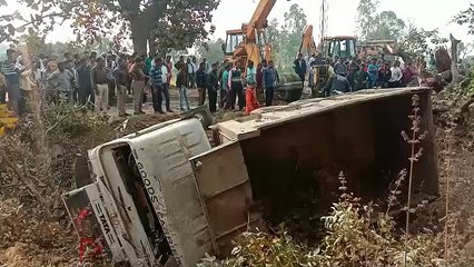 तेज रफ्तार डंपर महुआ के पेड से टकराकर अनियंत्रित होकर पलटा